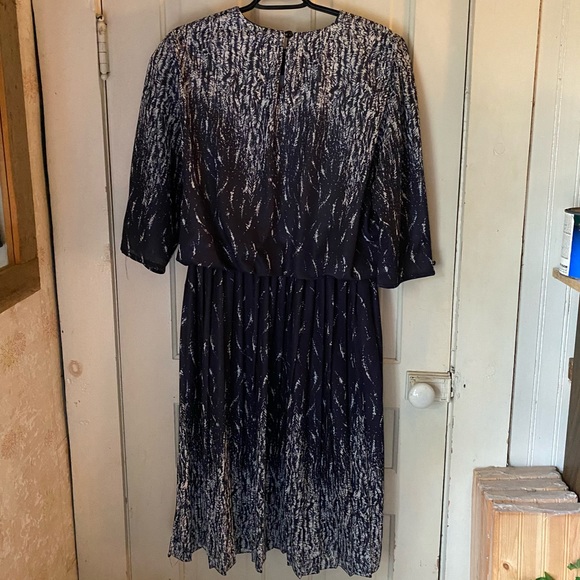 Vintage 1980s dress with small shoulder pads - Picture 2 of 6